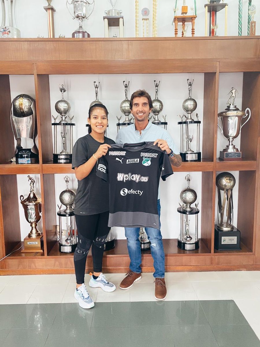 taliaazcarate's tweet photo. Maryory Sanchez firma contrato profesional con el Deportivo Cali de Colombia para la temporada 2020. La arquera peruana se convierte en la primera jugadora extranjera en la historia del equipo. @Pedropablols @MaryorySanche12 https://t.co/RWs85yhv8J