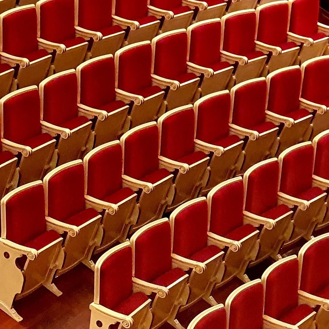 Nunca llovió que no escampara.

Volveremos a abrir las puertas y ventanas y el telón descubrirá cosas hermosas.
♥️