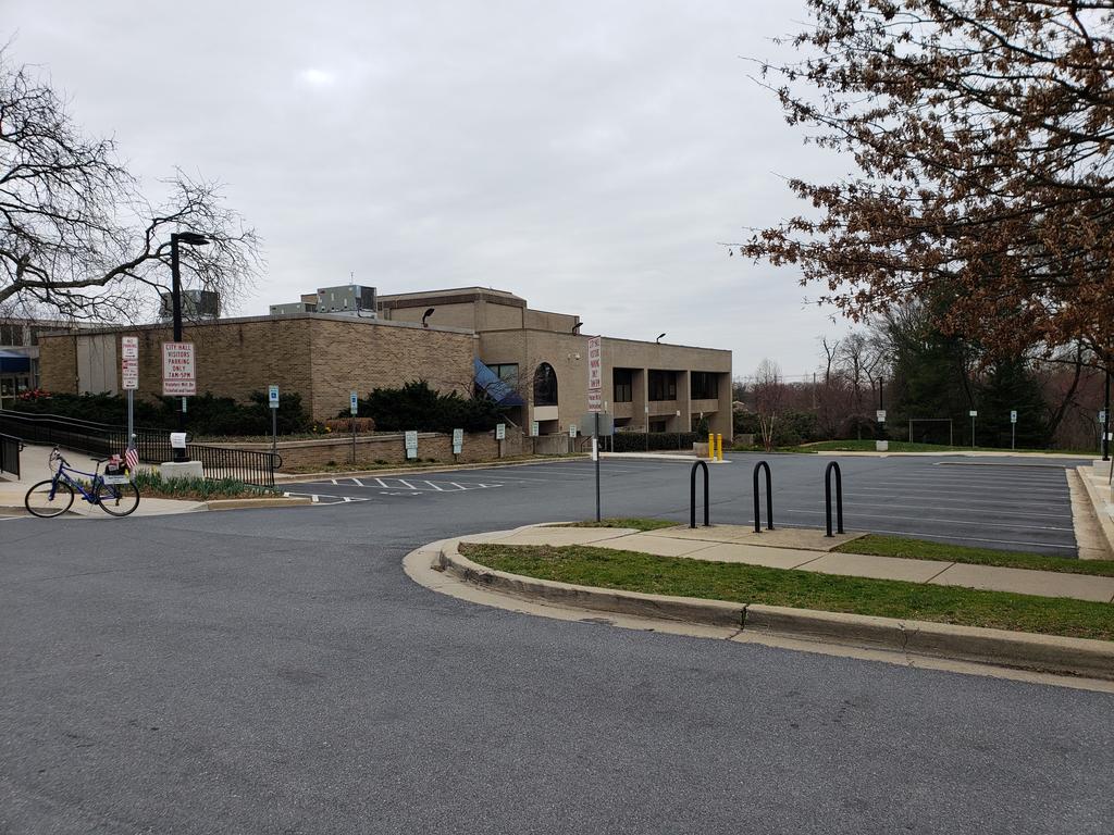 MarkPierzchala's tweet photo. It's so odd to see such an empty City Hall parking lot. https://t.co/PesLvsZp5x