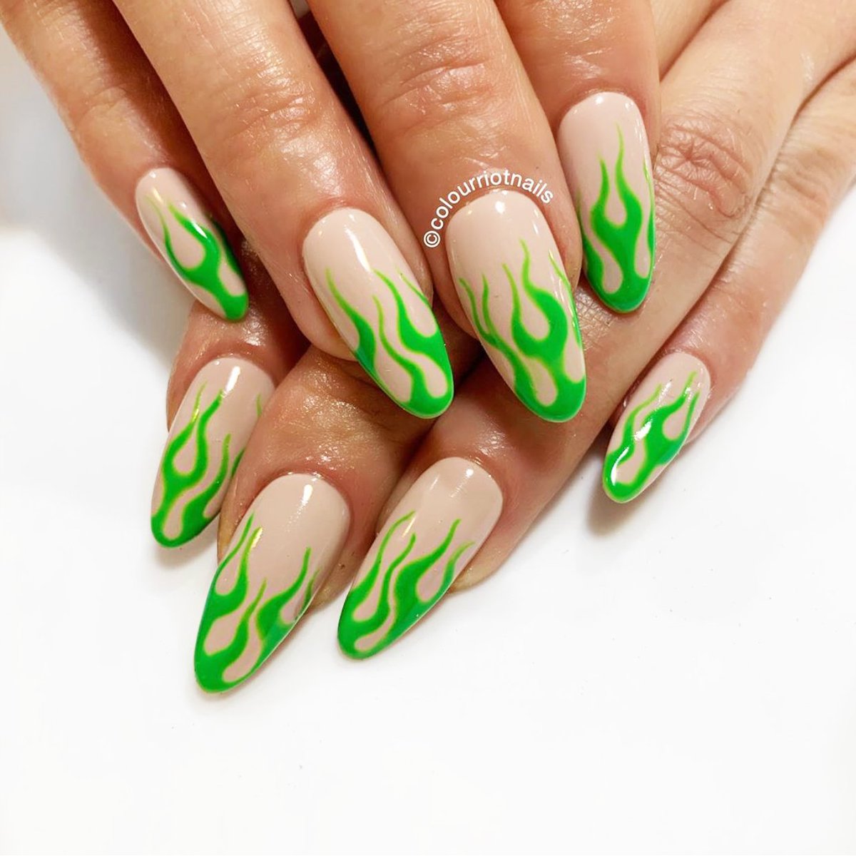 AllOutBeautyUK's tweet photo. Can't get enough of these fire nails 🐉🔥 #ManiMonday 

IG: emilysmakeupandnails https://t.co/4fmPvCC6VY