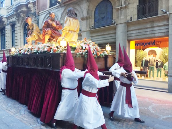 S’han cancel·lat les processions de Setmana Santa però no estic massa preocupada perquè igual d’aquí poc tots anirem vestits així