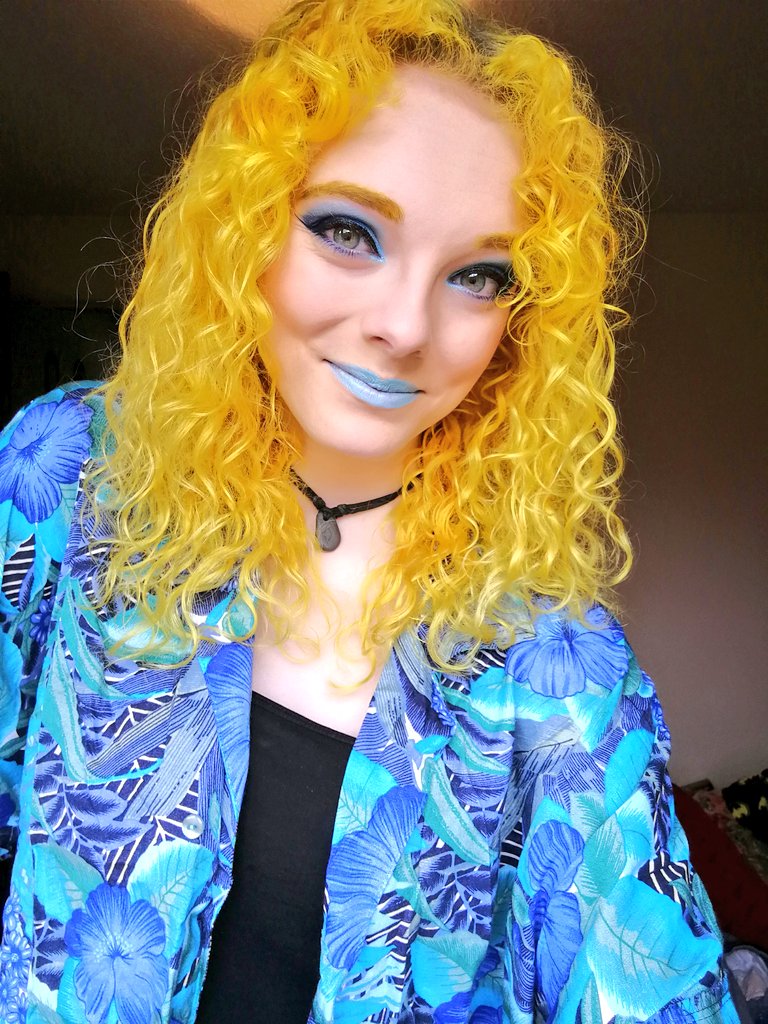 Alice_Jade_H's tweet photo. π»Sunflowers end up facing the sun, but they go through a lot of dirt to find their way thereπ» #alternativegirl #bodyposi #selfcare #bopo #bodypositivity #bodypositive #colouredhair #curlyhair #yellowhair #selflove #arcticfoxhaircolor #cosmicsunshine https://t.co/rRNfNoIoA0