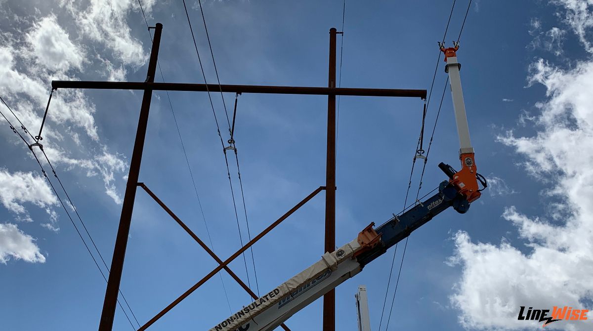 LineWiseUp's tweet photo. The LineWise Hydraulic Line Lifter (HLL-10-4000) is a hydraulic articulated line lifter that can assist in energized/static work.  #linelife #linemanpride #doingithot #linewise #electricutility #linework #utilityproducts https://t.co/334qSfBVJB