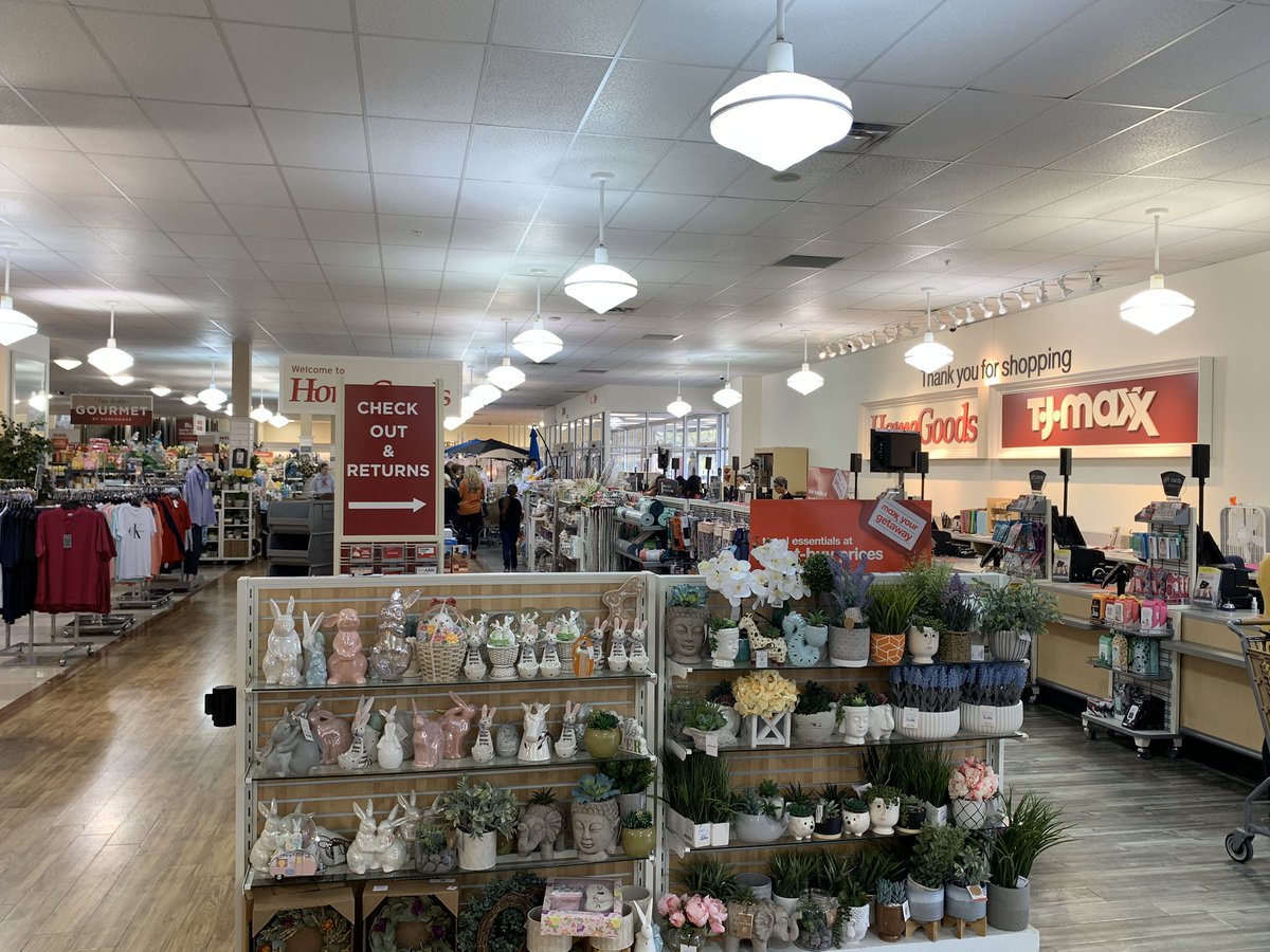 JennMatt232323's tweet photo. No line at TJMAXX. NOW IM SCARED. #coronovarius https://t.co/bTwuE4EpI3