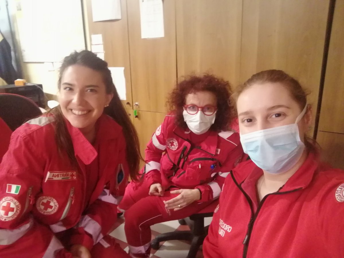 AllyB92's tweet photo. Un saluto dall'equipaggio 118 di stasera! Grazie a tutti per l'aiuto che ci state dando. Non avete idea di quanto valga per noi. ❤️😘🚑 https://t.co/A0trH68KPP