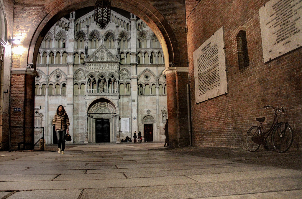 The Italian city that beat the plague: Ferrara. Not a single plague death since 1576. How did they do it, and what lessons can we learn today? (TLDR the thread: early preventive action, vigilance, public funding, effective borders).