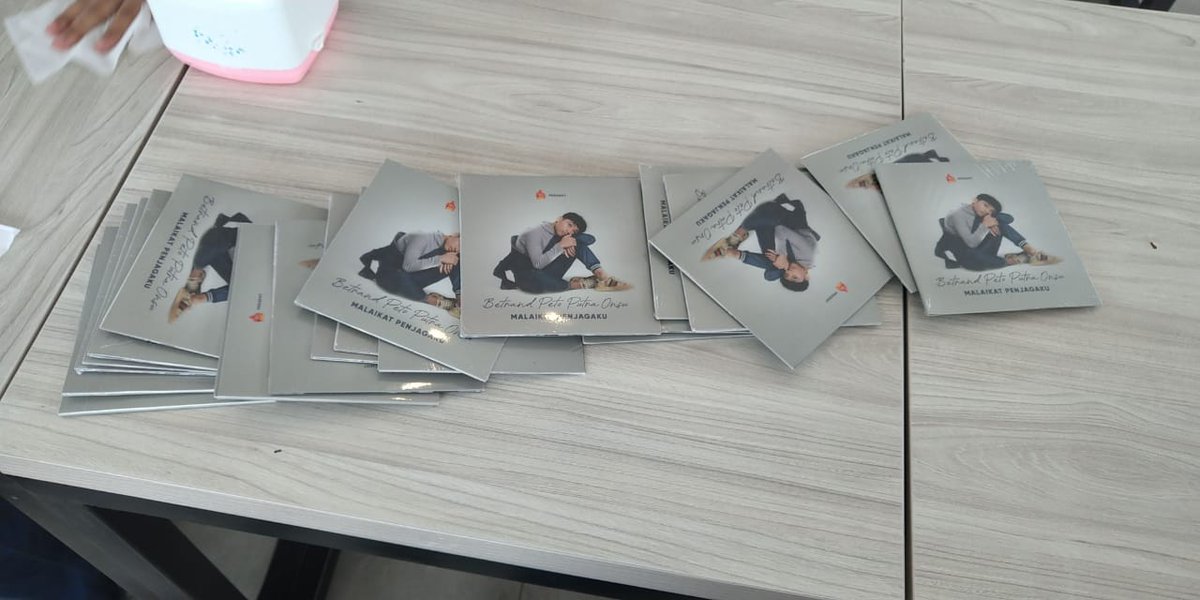 ProtectBetrand's tweet photo. Album pertama Betrand Peto Putra Onsu "Malaikat Penjagaku" sudah bisa kalian dapatkan di outlet Geprek Bensu di daerah kalian! 
Buruan! Stock terbatas lhooo 💙✨

#betrand #betrandpeto #betrandpetoputraonsu #betrandmalaikatpenjagaku https://t.co/TCAdIswxNg