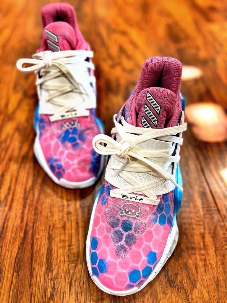 abscbnsports's tweet photo. Can’t wait to see these on the court 😳

👌🏼 art by Canada-based artist Maui Lucero (TheBROcustom)

📸: thebrocustom / IG https://t.co/2UHmyZCeRd
