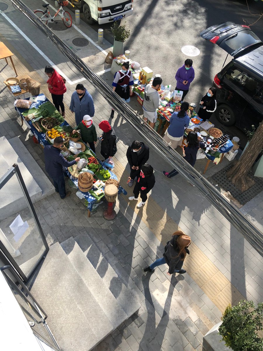 VisitBeijingcn's tweet photo. The outbreak of #COVID19 has not dampened the enthusiasm of people in Beijing. The vegetables, fruits and local products from the outdoor small vegetable market in Sanlitun North Street let everyone can bring spring home.
📸 In and Out 一坐一忘丽江主题餐厅
#DailyLifeInBeijing https://t.co/Munzss6Z4l