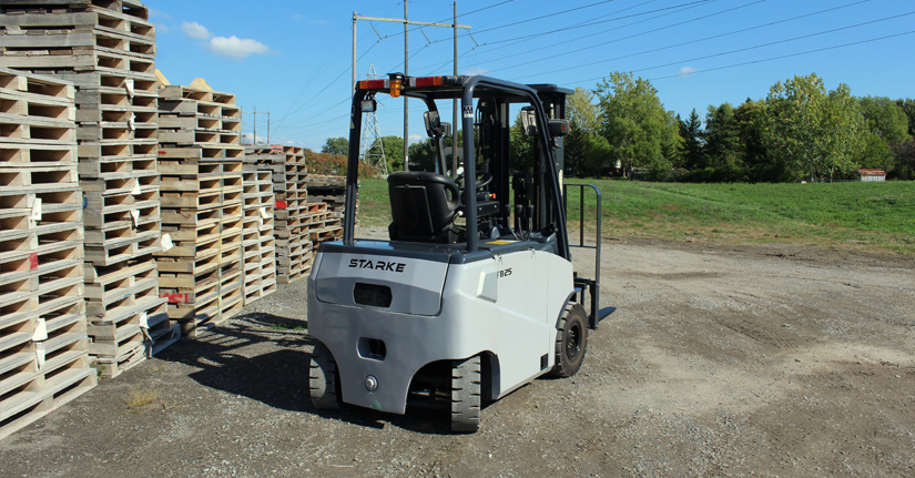 StarkeMH's tweet photo. if you’ve decided to purchase an electric forklift, the question becomes whether you should invest in a 3 wheel or a 4 wheel model. To help, we’ll review the key differences between these variations and the best applications for each configuration. https://t.co/sji3NZDxZ4 https://t.co/B2O8LhrSKF