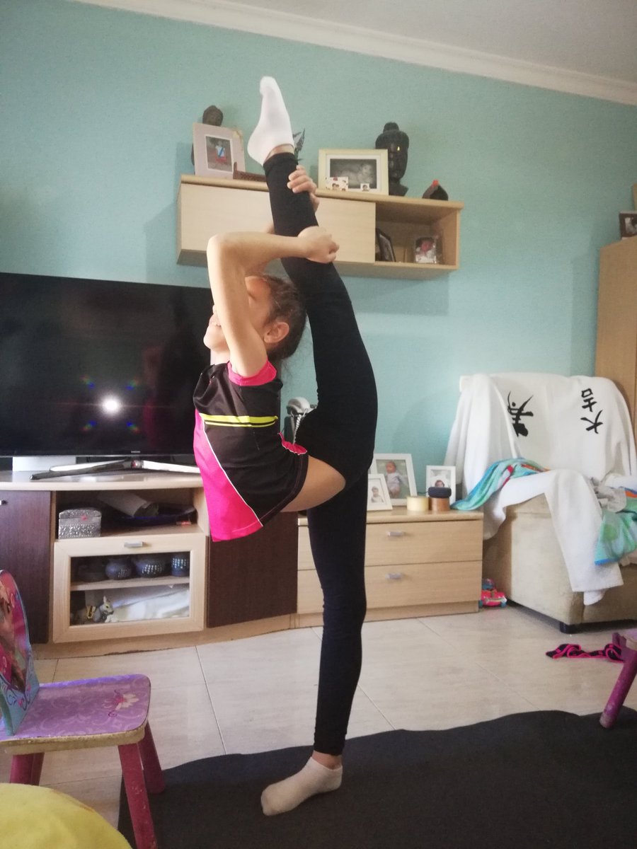 CGRR2015's tweet photo. Nuestras niñas #YoMeQuedoEnCasa siguen entrenando a tope! Ánimo a todas nuestras niñas, entrenadoras, y a todos, mucha fuerza!!! Todos ganaremos la batalla! 💪💪 https://t.co/XknXSZs1N0