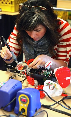 SparkLearnLab's tweet image. Last day to apply for the Professional Learning Assistant role @TELUS_Spark  
bit.ly/2xBeUHo

You&apos;ll support educators through #SparkSHIFTLab &amp;amp; get to work in a really fun, creative environment! 2 days per week (incl. some Saturdays). DM for more details.