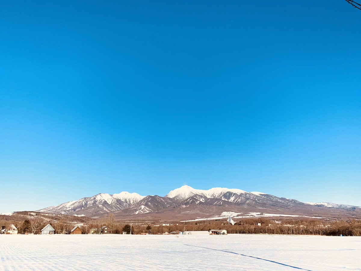 シャトレーゼスキーリゾート八ヶ岳 公式 今朝の気温氷点下13度 雲一つない快晴の朝です スキー場からはこんな絶景も望めます 昨晩は人工降雪作業も進み コンディション良好 こんな良いコンディションは今シーズンラストかも