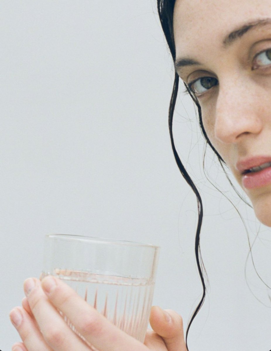 Cellogica's tweet photo. Staying hydrated is so important for beautiful skin. Without water, the skin begins to shrivel up and dry. Prolonged periods of dehydration will exacerbate skin damage and the effects of dry air on the skin. While water won't cure wrinkles, consistent hydration can help. https://t.co/x9o9NEoIsr