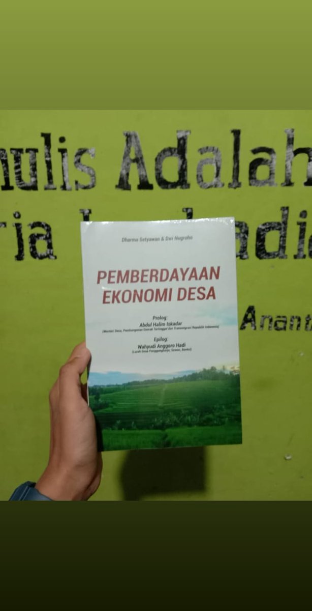 Dharmatya's tweet photo. "Pemberdayaan Ekonomi Desa." 
Penulis: 
Dharma Setyawan &amp;
Dwi Nugroho 

Prolog 
Abdul Halim Iskandar (Menteri Desa, PDT&amp;T) 

Harga: 60 ribu. 
WA 087739021766

@BUM_Desa @kpw4jatim
@desamembangun @KTDesa_id @KemenDesa @DanaDesa @halimiskandarnu https://t.co/CF7c3UWUEg