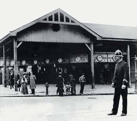 Meet you "under the clocks"? Believe it or not - those are the same clocks we meet under today (technically Bathgate indicators, not clocks), but this the Melbourne Terminus that preceded Flinders Street Station seen c.1900 bit.ly/2TX4b33