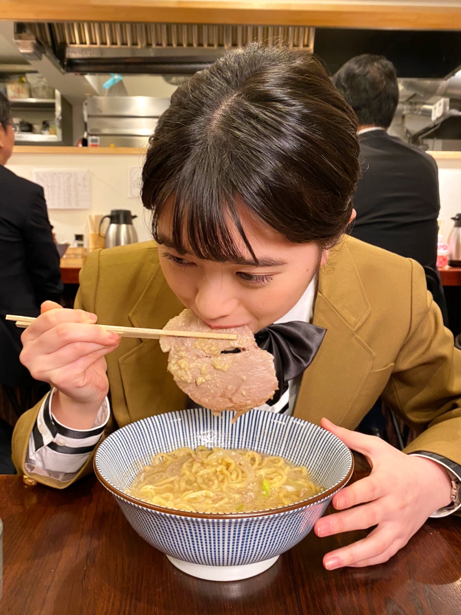 公式 ドラマ ラーメン大好き小泉さん 二代目 昨日も小泉さんは1日で3杯のラーメンを召し上がりましたが ラストの1杯もこの余裕 そして完食後 彼女は笑顔でこう言い放ちました 自分の胃袋なのに 満腹