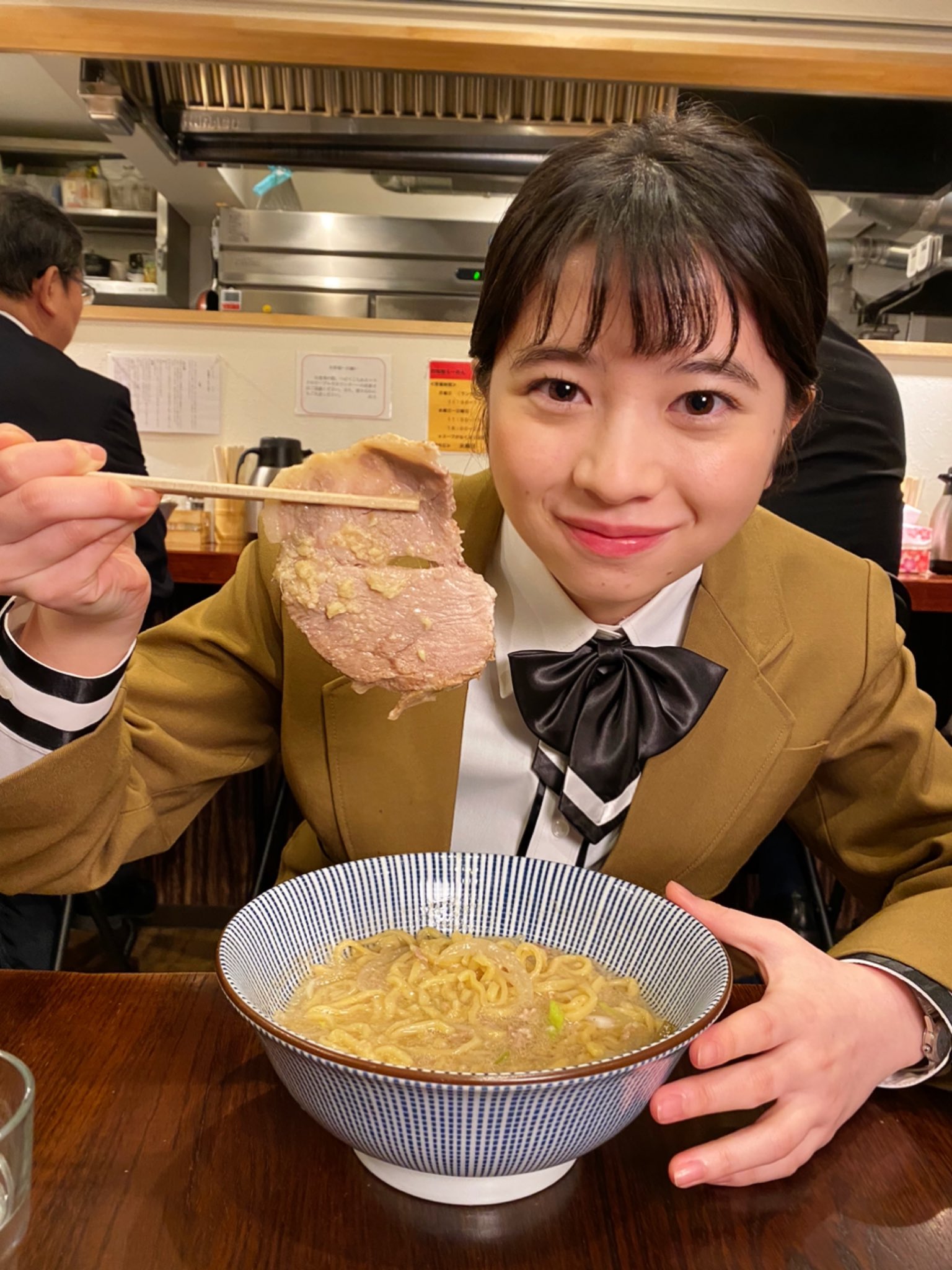公式 ドラマ ラーメン大好き小泉さん 二代目 昨日も小泉さんは1日で3杯のラーメンを召し上がりましたが ラストの1杯もこの余裕 そして完食後 彼女は笑顔でこう言い放ちました 自分の胃袋なのに 満腹