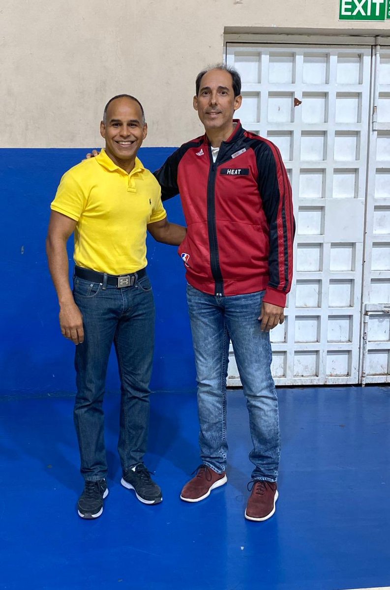 SFMSanMartin's tweet photo. El nuevo presidente Oscar Garcia junto al presidente saliente Robert Bonelly. https://t.co/h4UohpVAmE