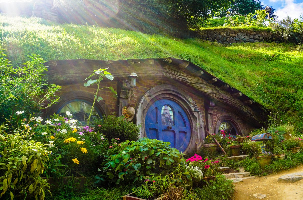 FastCover's tweet photo. New Zealand's hugely popular Hobbit attraction, Hobbiton is an outdoor movie set. Have you been? 🎥🍿🎬📽️
#hobbit #newzealand #travel #fastcover https://t.co/hqGo8eTmtB