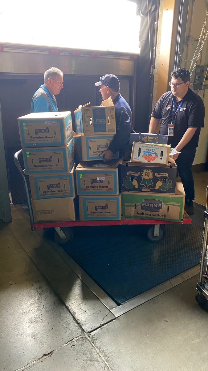 ArizonaCoyotes's tweet photo. Prior to play being paused, we were heading into a season long 5-game homestand. 3,200 pounds worth of food would have been served.

Today, we teamed up with @GilaRiverArena and @LevyRestaurants to donate that food to a local food bank. ❤️

#CoyotesGiveBack https://t.co/frXTxiXd1T