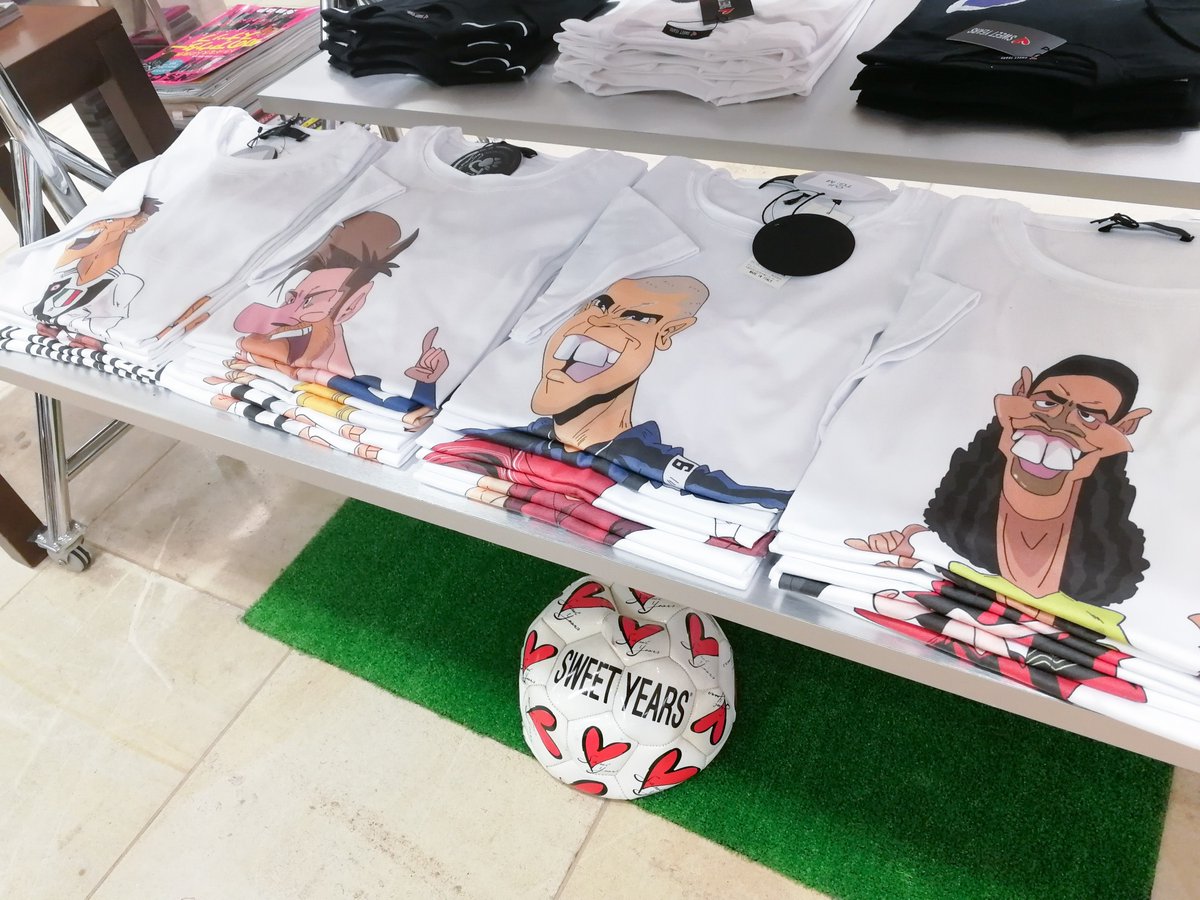 西武渋谷店 世界的なサッカー選手パオロ マルディーニとクリスチャン ヴィエリの2人のアイデアによって誕生したイタリア発 ブランド スウィートイヤーズ 襟の後ろにブランドロゴでもあるハートが散りばめられたポロシャツはギフトにも人気です 西武渋谷店 世界的なサッカー選手パオロ マルディーニとクリスチャン ヴィエリの2人のアイデアによって誕生したイタリア発 ブランド スウィートイヤーズ 襟の後ろにブランドロゴでもあるハートが散りばめられたポロシャツはギフトにも人気です