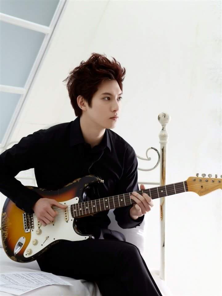 D~8
เราไม่ใช่นักดาบที่เก่งเหมือน "โซโล"
แต่เป็นมือกีตาร์🎸ที่โซโล่แล้วบาดใจ (แคปชั่นลอกมาจากกูเกิ้ล)
😆
<a href="/cnbluegt/">이종현</a>
#LeeJongHyun