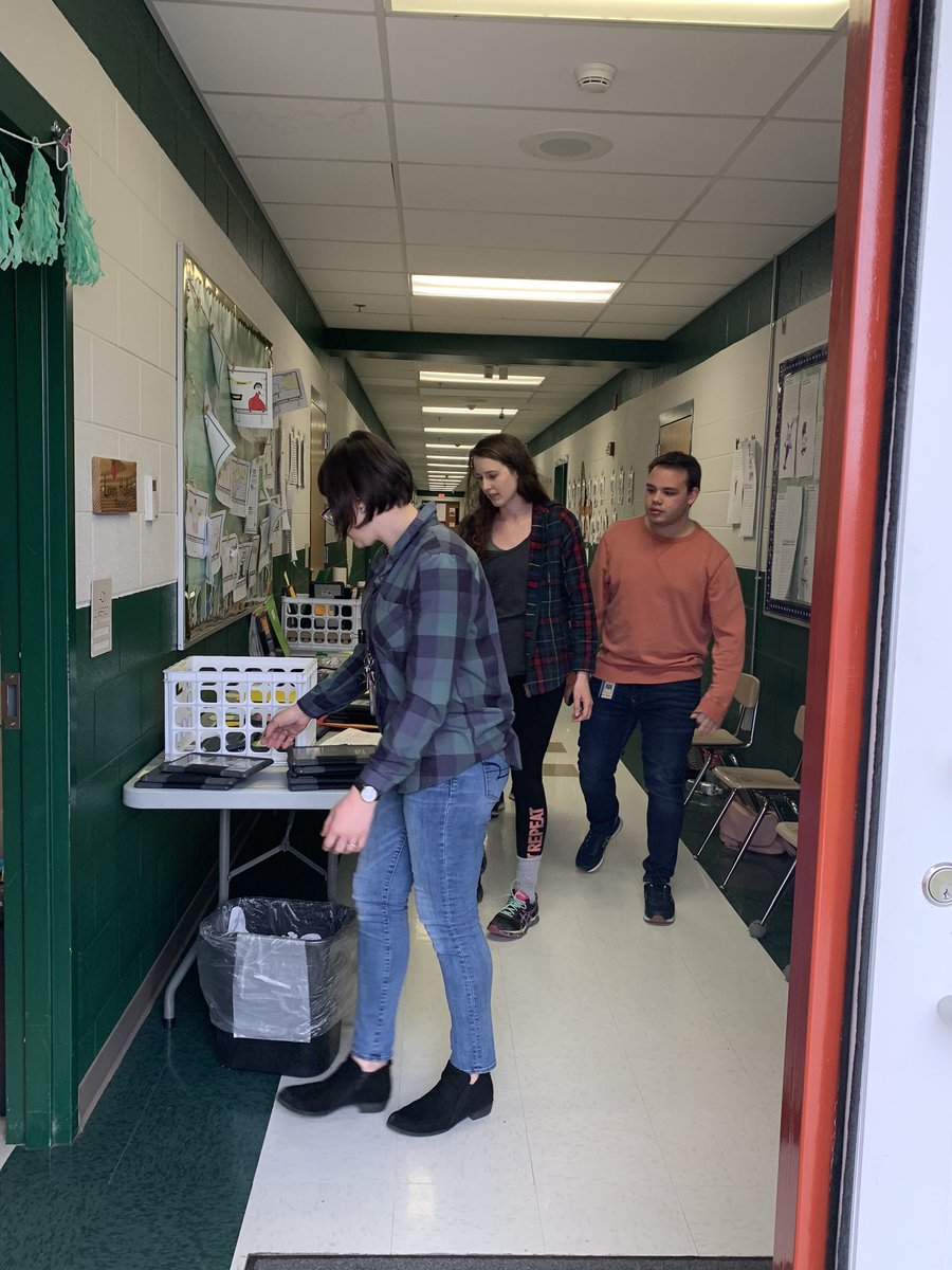 AmandaBillmeyer's tweet photo. Shout out to our amazing staff who volunteered to come in and assist with passing out instructional material!Thank you, parents for making arrangements to stop by and pick them up!Our Potomack community has pulled together again to make our students successful! #PotomackAIR https://t.co/ILzSkIImVy