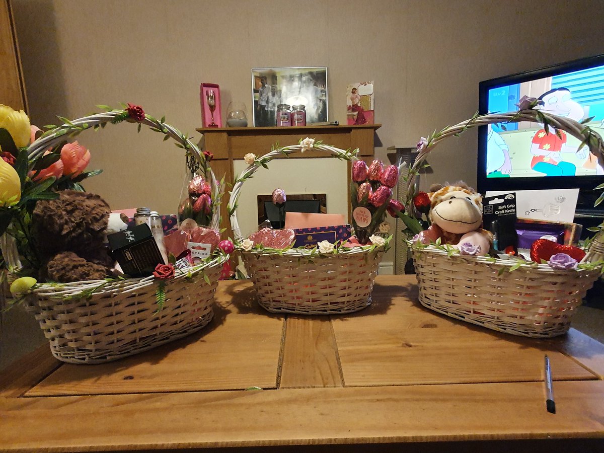 All 3 hampers of 4 made 😍 really enjoyed making each of them!
#handmade #hamper #birthday #mothersday #gifts #spring #fornana #formum #forhim