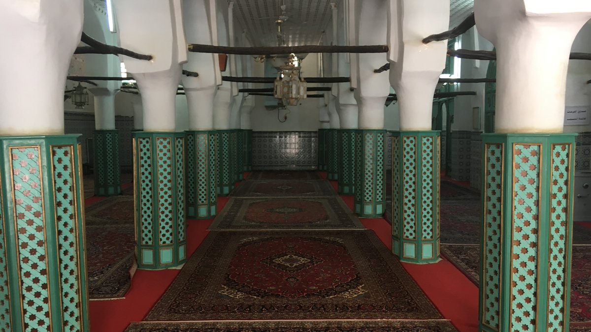 Built in 686 (and renovated several times since then), the Sidi Okba Mosque just east of #Biskra is the oldest mosque in Algeria. It was established as the mausoleum of Uqba ibn Nafi, the Rashidun and then Umayyad general who led the conquest of the Maghreb.