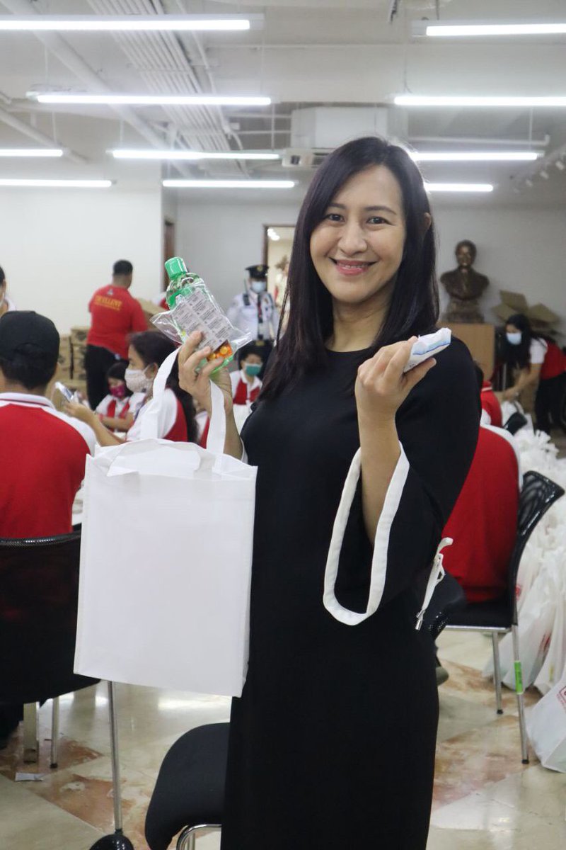 QCMayorJoy's tweet image. Our Team QC prepared these packs for our indigent QCitizens. Mayroong sabon, vitamins, alcohol, facemask, at bleach sa bawat bag na ipamimigay. ☺️