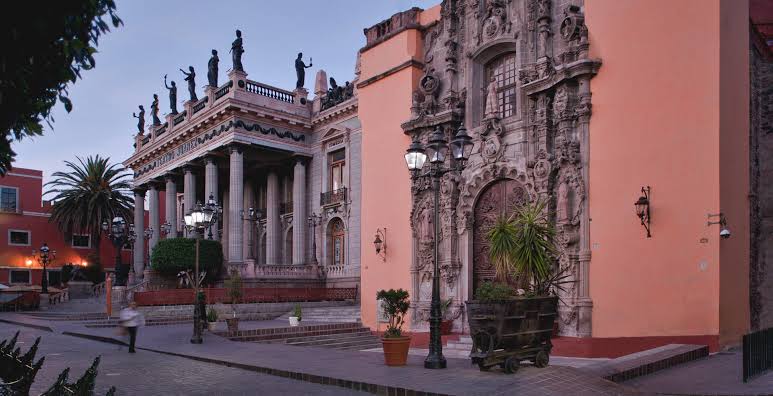 PriceTravel's tweet photo. 3 razones para viajar a #Guanajuato:
✔ Ciudad cultural considerada 𝗣𝗮𝘁𝗿𝗶𝗺𝗼𝗻𝗶𝗼 𝗱𝗲 𝗹𝗮 𝗛𝘂𝗺𝗮𝗻𝗶𝗱𝗮𝗱 por la Unesco
✔ Es anfitriona del Festival Internacional Cervantino
✔ Túneles y calles subterráneas icónicas
Hospedaje: https://t.co/SSGmwLqUtM
#ViajaConPrice https://t.co/urqpfxYqx6
