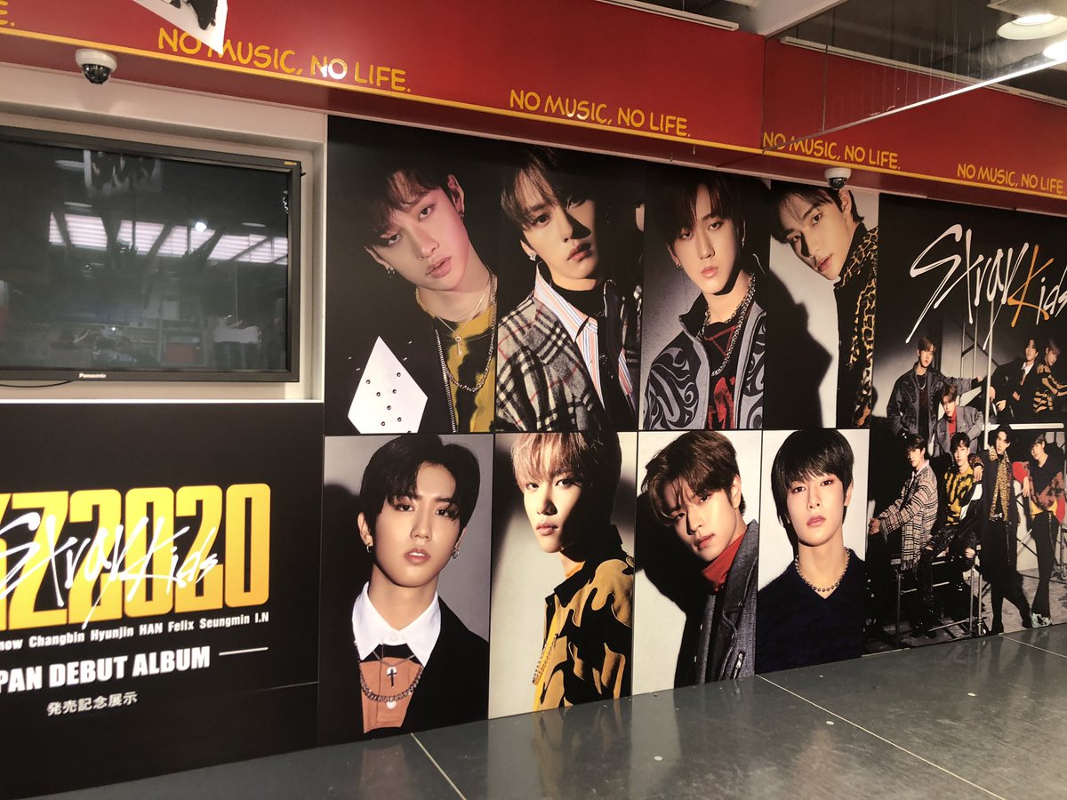 TOWER_Events's tweet photo. #StrayKids

オープン前のタワレコ渋谷店を盗撮📸😃

Stray Kids Debut Best Album『SKZ2020』本日入荷👏👏

タワレコ 渋谷はスキズを大プッシュします❣️
まずは1Fの展開写真です

営業時間は11時〜21時に変更となっております🕘お間違えのないように⚠️ https://t.co/1PZt1jNAmr