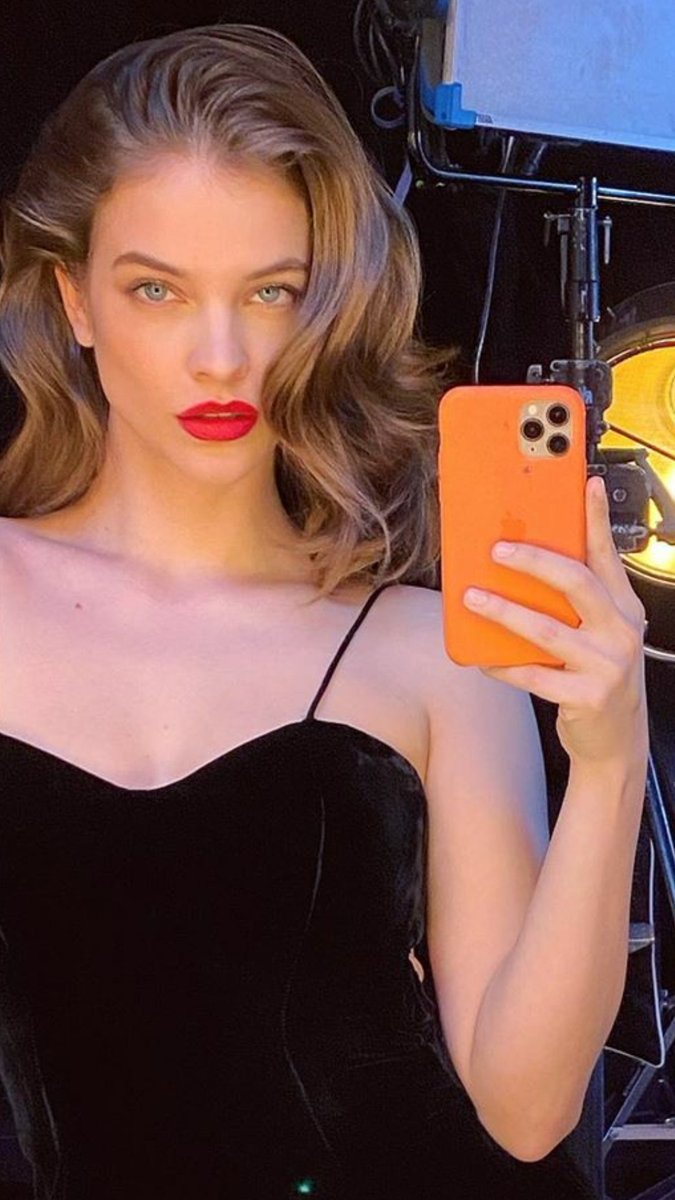 We're art, come and paint me with your paint💙