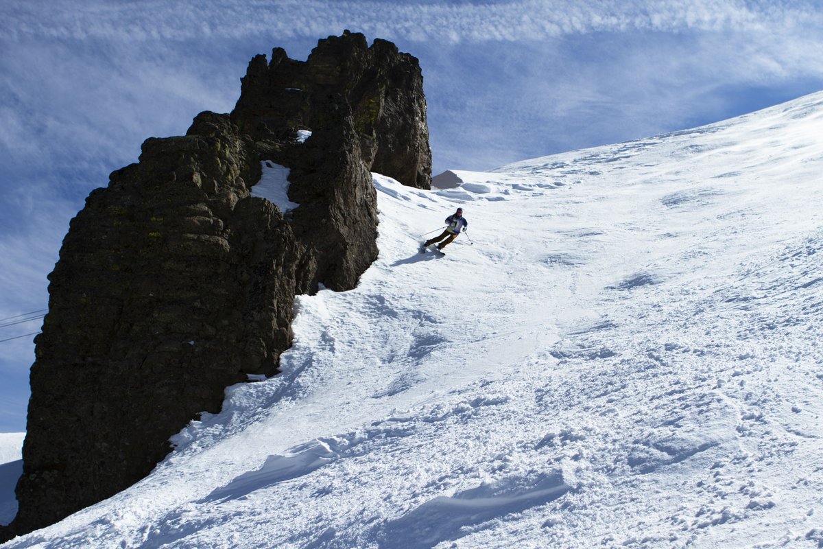snowledge_co's tweet image. Savanah Dayberry enjoying the sunshine and blue skys before all the snow and Coronavirus hit tahoe!  PC: Kenzie Morris
Tracked on #Snowledge #SnowledgeIsPowder
.
.
.
#bluebird #sidecountry #skiuphill  #freeskiing #springskiing #getoutside #explore #snow