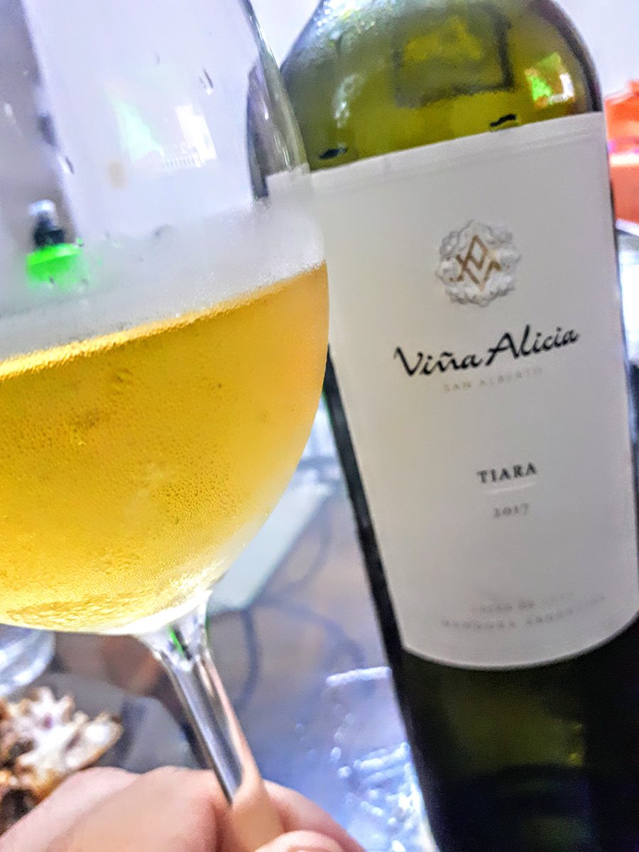 gabikara's tweet photo. Que ricooo está #Tiara , este trivarietal mitad #Riesling , mucho #Albariño y pizca de #Savagnin , pizca de pólvora en naríz y un fresco amielado en boca. https://t.co/8bxslrPhAR