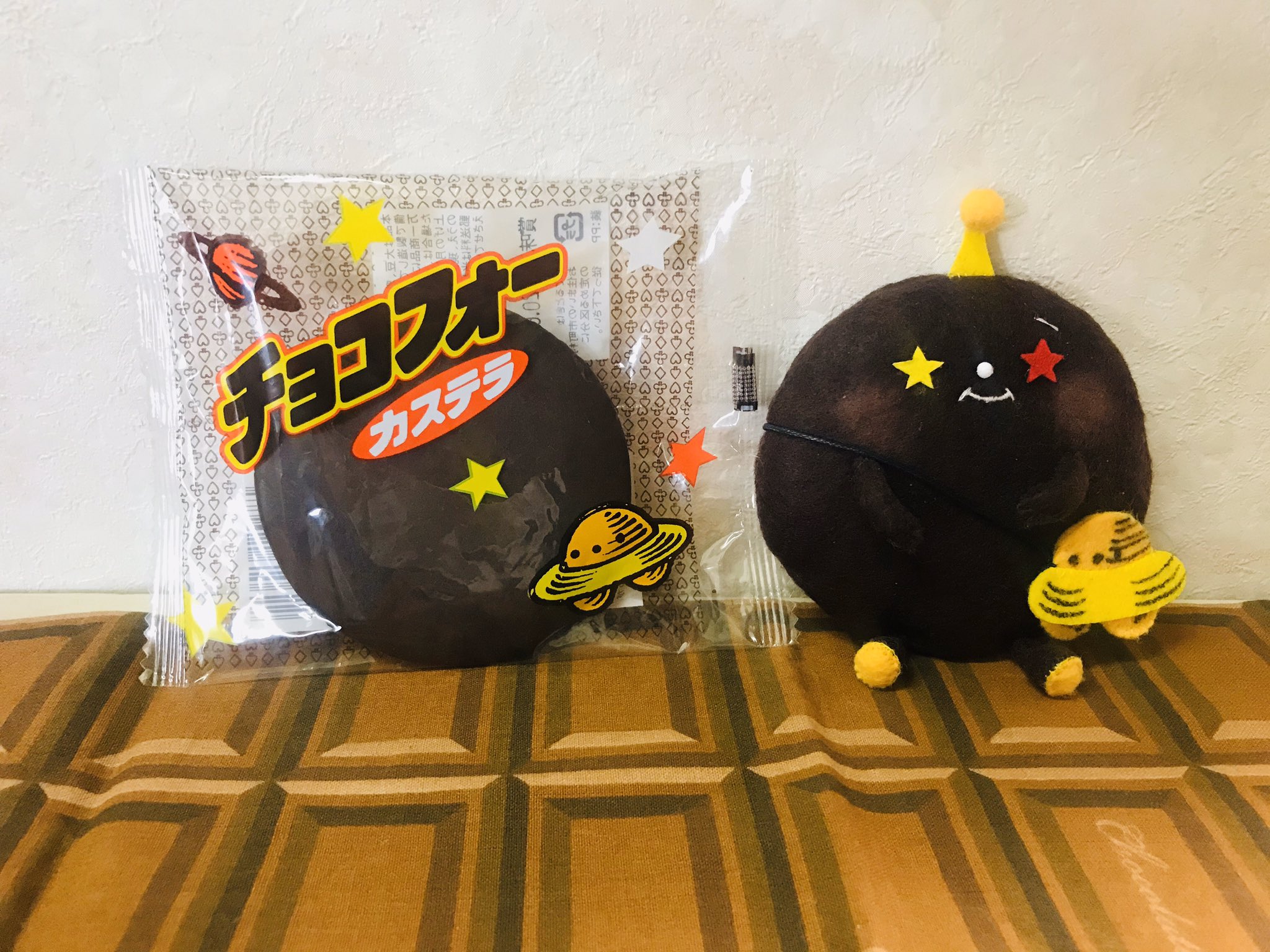Nachu 大好きな駄菓子 ベスト5に入る チョコフォー 昔 ワイルドに箱に入ってたよね この色も味もフォルムも大好き 勝手に チョコフォー星人 縫ってみた お気に入りなのだ ᵕ チョコフォー 駄菓子屋ぱんだ T Co I3g6b8ofaj
