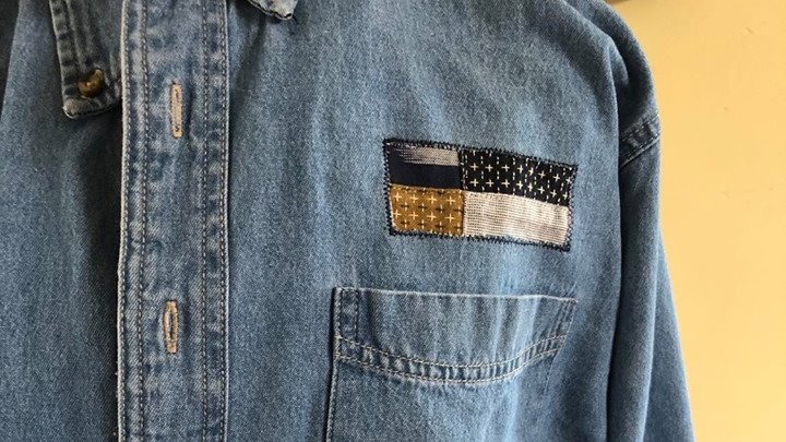 MariaMa07773407's tweet photo. OFF with ugly workplace logos and ON with applique fabric remnants. #mendmarch #upcycle #denim #applique #mending #sewing #slowfashion https://t.co/GZIce1JyW0
