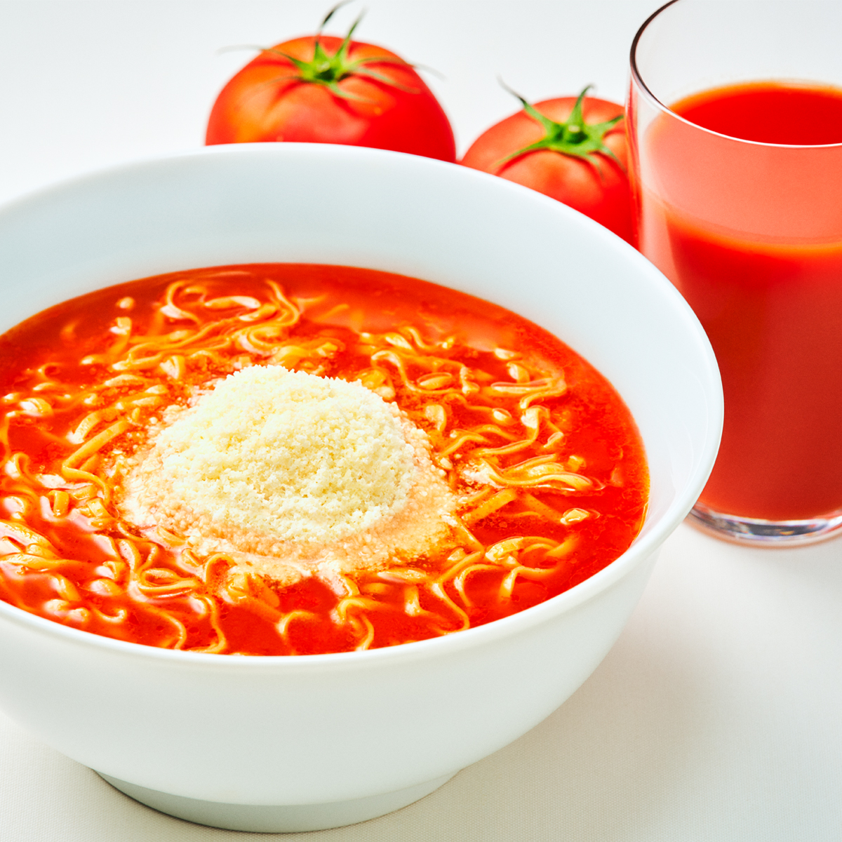 「トマトとチーズ使ったら、
だいたいイタリアンっぽくなるんですよ。 」|チキンラーメン ひよこちゃんのイラスト