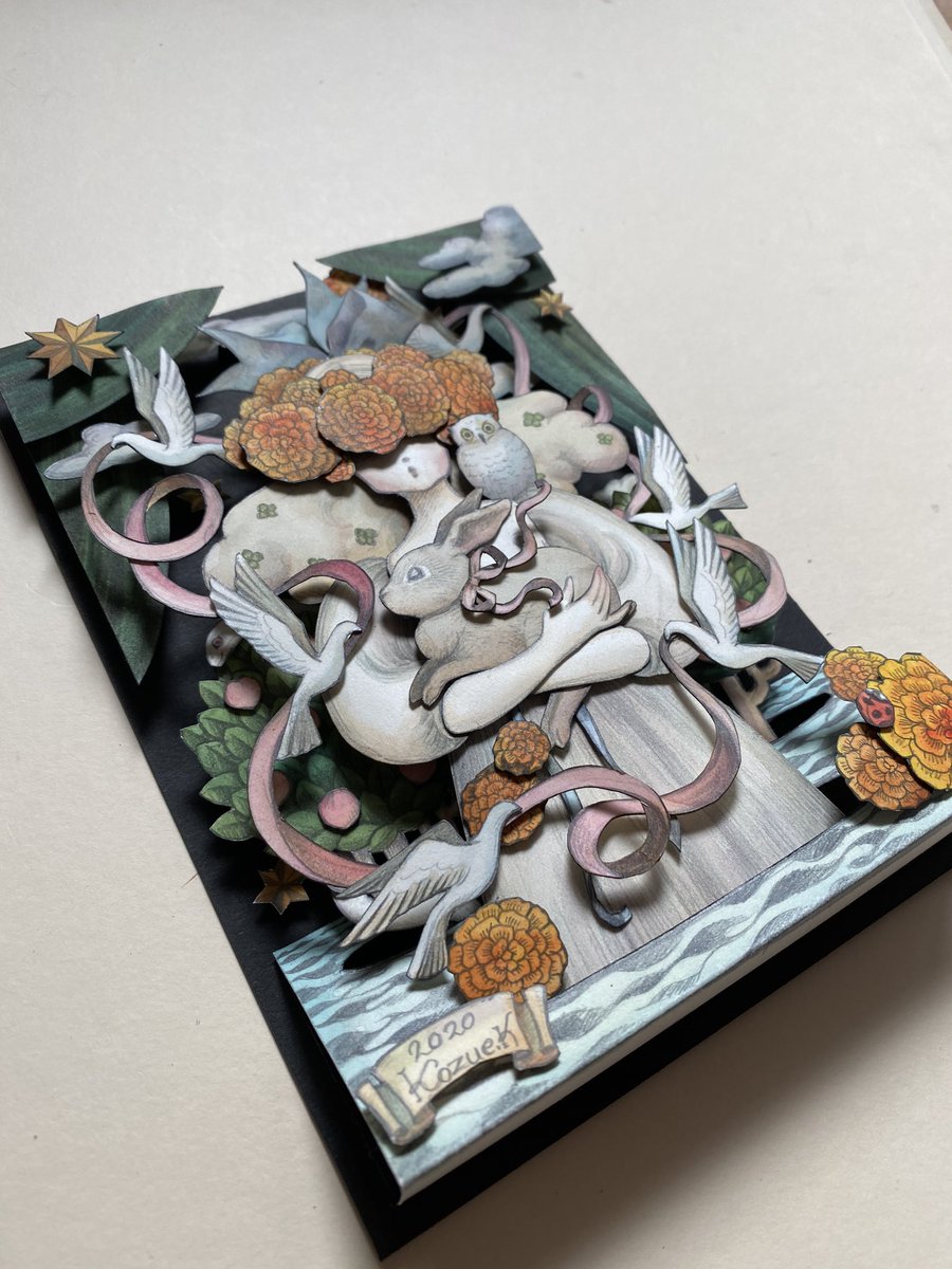 黒木こずゑ 今のこの大変な時期だからこそ描きたかったハッピーづくしの作品です 黄色のマリーゴールドの花言葉 は 健康 ハトやウサギ フクロウ 白蛇 てんとう虫といった幸運を呼ぶイメージがある動物を詰め込みました