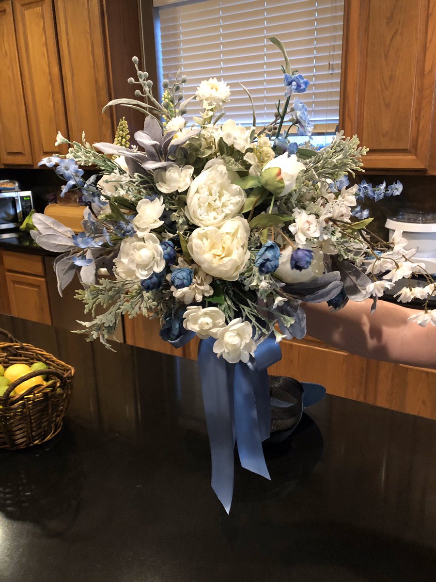 This week has been rocky, I’ve had to replan a wedding in the last 2 days due to corona, limited the number of loved ones at my sealing, had my reception cancelled, but my bouquet is STUNNING YALL