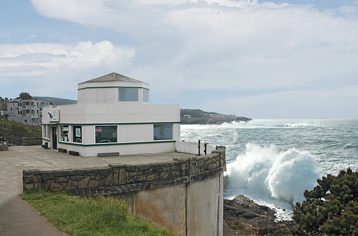 ORStateParks's tweet photo. The Depoe Bay Whale Watch Center is now closed & will remain so during #ORWhaleWatch Week March 21-29, & beyond. The closure is the best way to reduce the risk of #COVID-19 spreading further. Learn about other #ORStateParks changes to operations here: https://t.co/kBGVOYU5aZ https://t.co/trK5ikSYX0