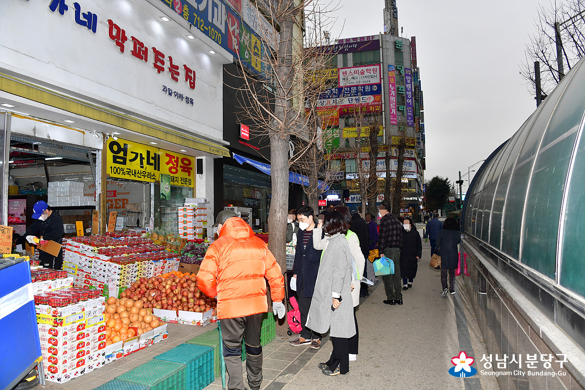 2020.03.17 분당구청장(고혜경)은 현장행정으로 금곡동(동장 홍철기) 돌마로 67 전면공지 내 상품적치 등 보행환경 저해 민원 현장을 도시미관과(과장 이정조) 담당공무원과 금곡동 동장과 함께 점검하였습니다. #성남시 #분당구 #고혜경 #현장행정 #금곡동 #분당로드