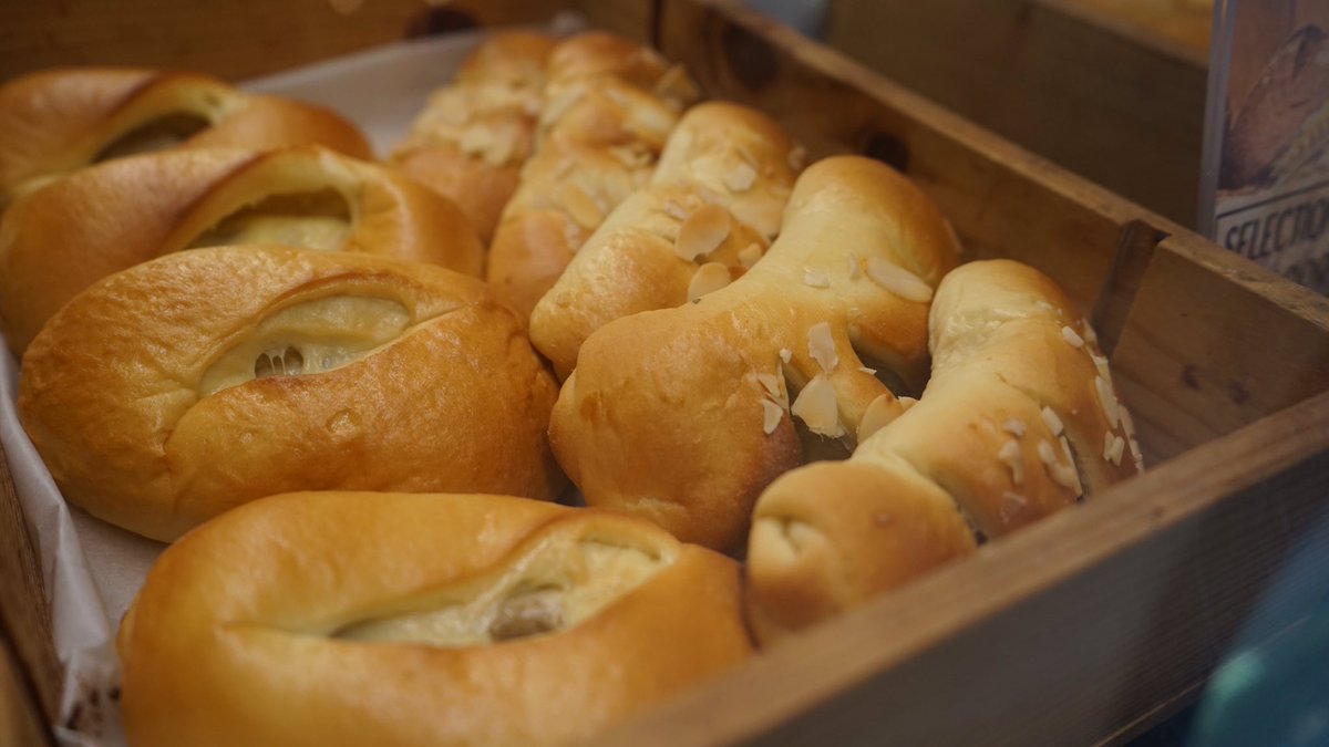 grandkemangJKT's tweet photo. Happiness is the smell of freshly baked bread.
#breadmaking #breadbaking #takemetograndkemang #grandkemanghotel #dessertjakarta #explorejkt #instatraveller #instatravelling #enjoyjkt #foodstagram #cakeshopjakarta #4starhotel #wheretogojkt #jktdelicacy #kemang #daerahkemang https://t.co/OUkpky2Dgm