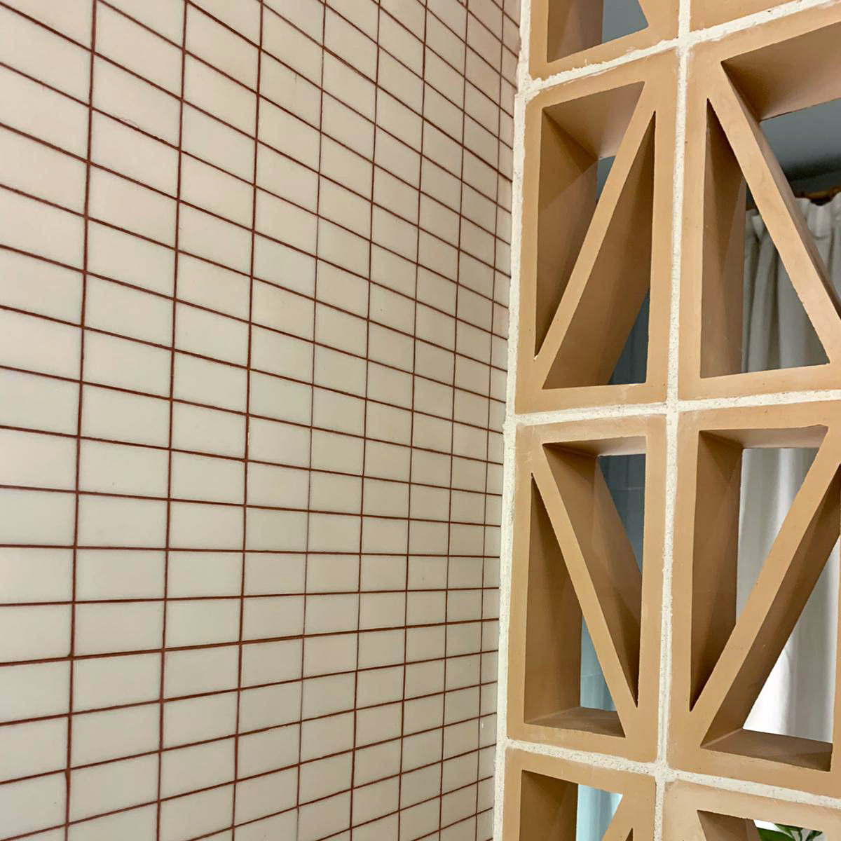 HISBALITmosaico's tweet photo. ¡Formas geométricas esenciales! RECTÁNGULO #DoppelHisbalit!
#Devesagenjointeriorismo eligió en @CasaDecor el #mosaico Doppel 568 en blanco . Un tono que aporta luz y que decidieron colocarlo con una junta en color terracota para lograr una superficie más trabajada 💕🌿 https://t.co/N6uPUWihK9