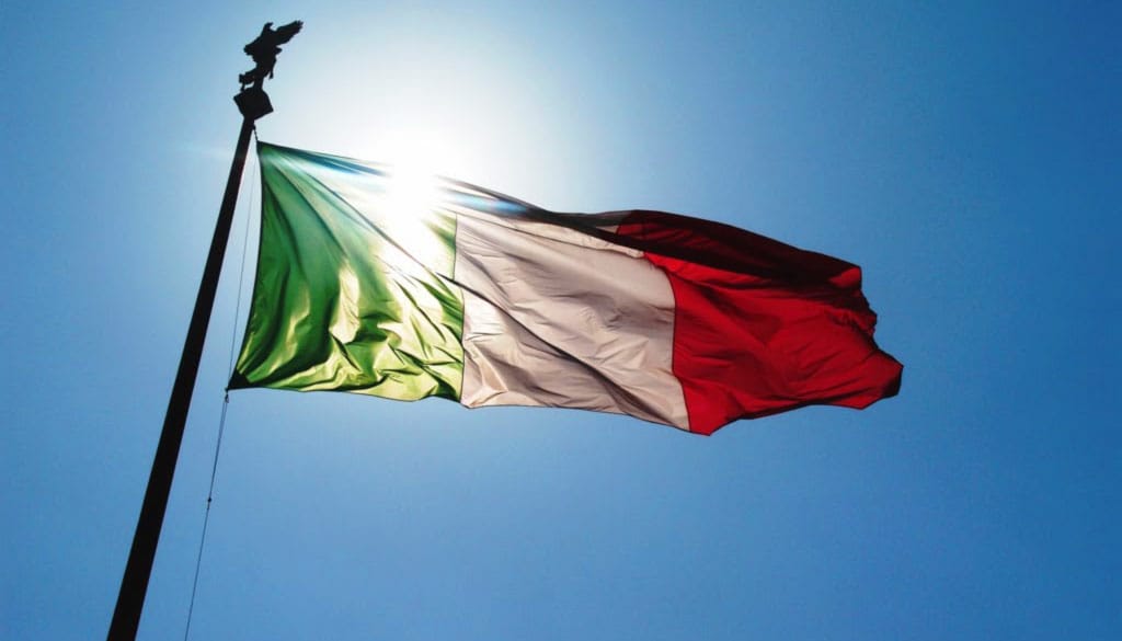 poliziadistato's tweet photo. In questi giorni di emergenza #coronavirus sono ancor più forti i sentimenti di appartenenza, di unità, di collaborazione e solidarietà per contenere i contagi.
Insieme ce la possiamo fare. Siamo un grande Paese.
#giornatadellunitànazionale
#grazieanomeditutti
#iorestoacasa https://t.co/IVRUGaefcM