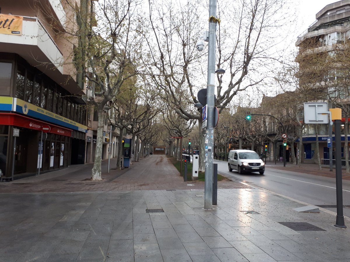 VilafrancaAj's tweet photo. ℹ AFECTACIONS #coronavirus #COVID19 

⚠️ IMPORTANT

⬇️⬇️⬇️⬇️⬇️⬇️⬇️⬇️⬇️⬇️⬇️⬇️

Així haurien d'estar els carrers de #Vilafranca 

👉 RECORDEU

Només sortiu al carrer en cas de necessitat i, si ho feu, seguiu les normes de seguretat i contenció.

#joemquedoacasa #ensquedemacasa https://t.co/sDtIht43Wa