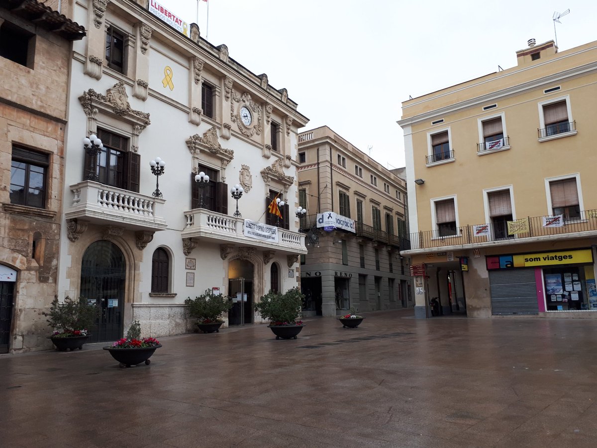 VilafrancaAj's tweet photo. ℹ AFECTACIONS #coronavirus #COVID19 

⚠️ IMPORTANT

⬇️⬇️⬇️⬇️⬇️⬇️⬇️⬇️⬇️⬇️⬇️⬇️

Així haurien d'estar els carrers de #Vilafranca 

👉 RECORDEU

Només sortiu al carrer en cas de necessitat i, si ho feu, seguiu les normes de seguretat i contenció.

#joemquedoacasa #ensquedemacasa https://t.co/sDtIht43Wa