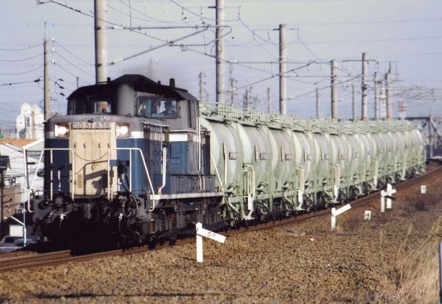 最近は蟹江踏切が人気みたいなので、DD51 875が牽くセメントターミナル