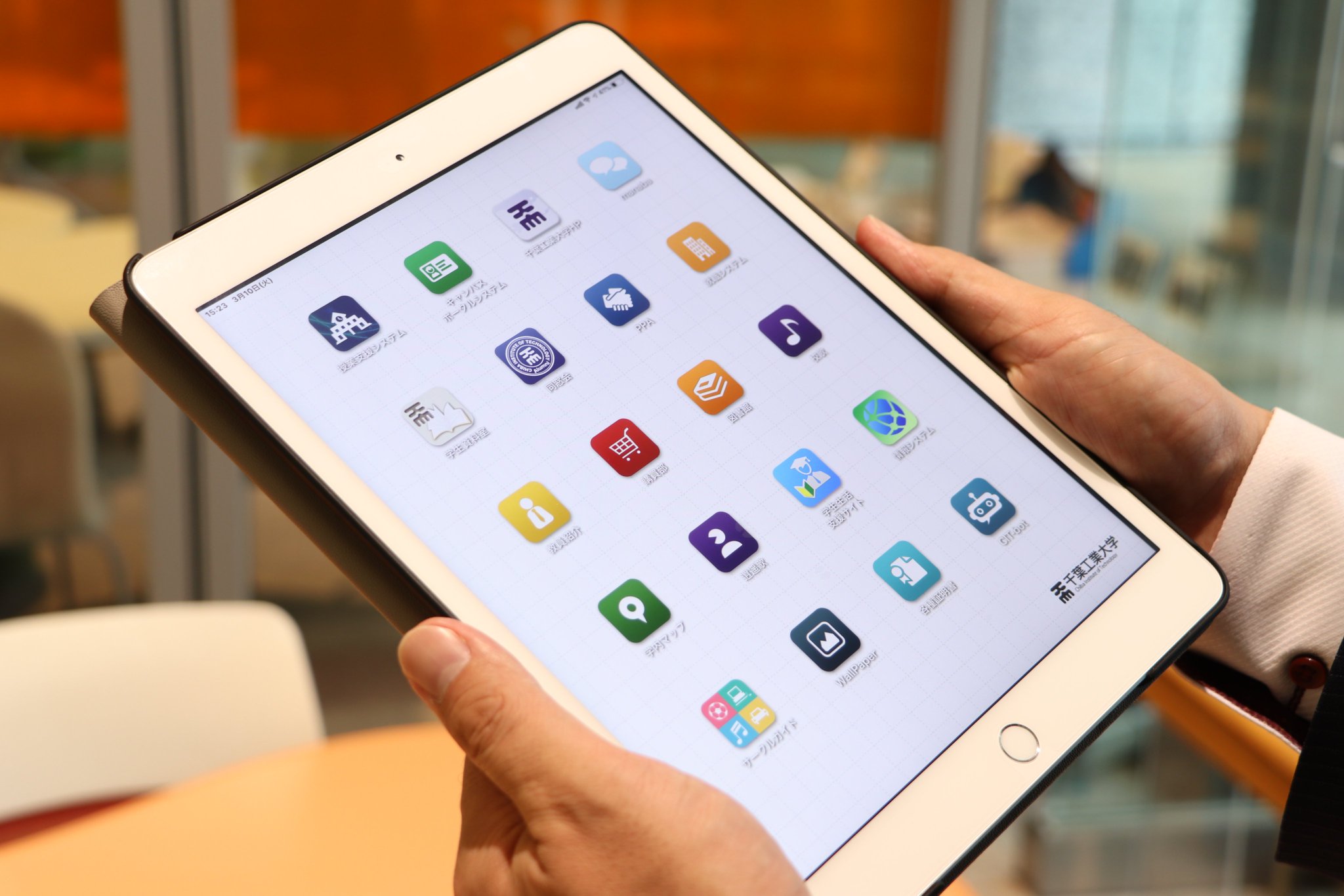 千葉工業大学 新入生の皆様へ 入学時にipadを無償で貸与しています 修学ガイドや学内map サークルガイドなど 新入生に役立つオリジナルアプリ搭載です 他にもoffice365を無償で利用できノートpc Ipad等に最新版officeをインストールできます 千葉工業大学 新入生の皆様へ 入学時にipadを無償で貸与しています 修学ガイドや学内map サークルガイドなど 新入生に役立つオリジナルアプリ搭載です 他にもoffice365を無償で利用できノートpc Ipad等に最新版officeをインストールできます